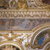 ...statue di putti, affreschi e bordure dorate